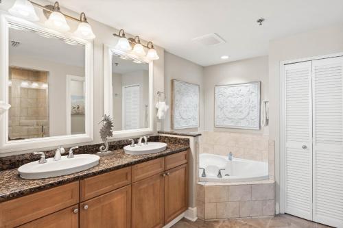 Et badeværelse på Azure 502 - Oceanfront Luxury - Unbeatable Views