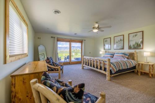 Postel nebo postele na pokoji v ubytování Mountain View Home w/Hot Tub - Close to Downtown!