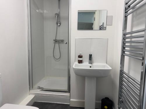 Heatrow central suitesにあるバスルーム