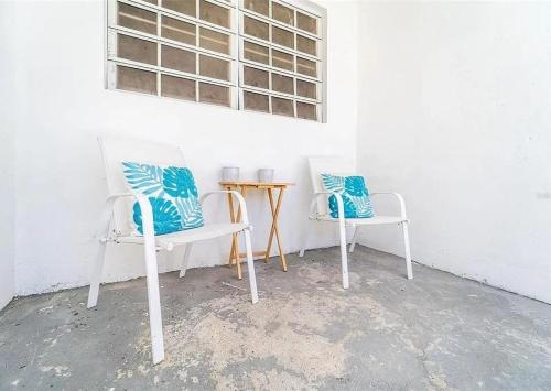 two chairs and a table in a room at La Casita de Ceiba in Ceiba