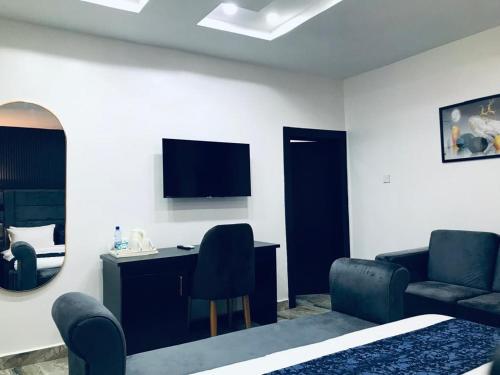 Una televisión o centro de entretenimiento en Zustel Hotel and Suites