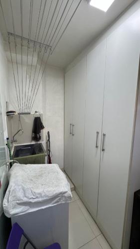 a hospital room with a bed and white cabinets at Conforto e localização in Vila Velha