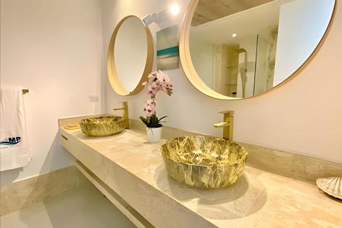 Un baño de Caribbean OceanView 1Bdrm Beachfront Apartment