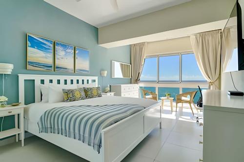 Una cama o camas en una habitación de Caribbean OceanView 1Bdrm Beachfront Apartment