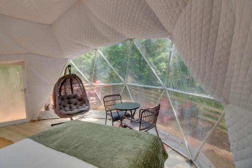 Postel nebo postele na pokoji v ubytování Unique Dome Home with Deck in Smoky Mountains