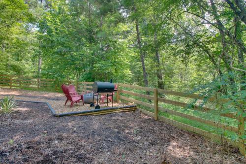 Zahrada ubytování Unique Dome Home with Deck in Smoky Mountains