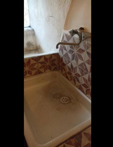 a shower in a bathroom with a bath tub at Chuuslii à La paix rie in Saint-André-de-Cruzières
