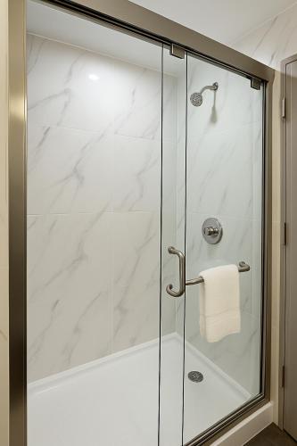 LIV Hotel Bronx GRAND OPENINGにあるバスルーム