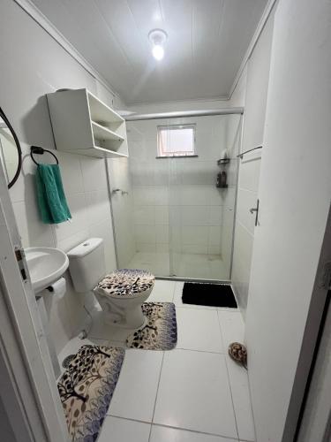Ένα μπάνιο στο Apartamento aconchegante no Icuí
