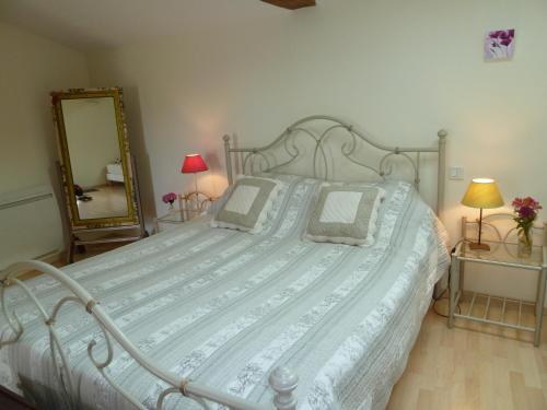 A bed or beds in a room at Fleur de Vigne