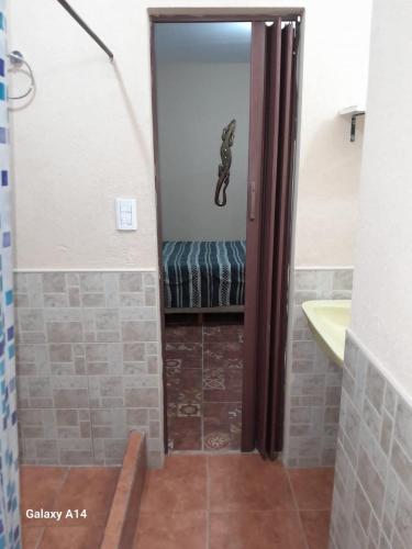 Un baño con ducha con bañera y lavabo. en Ground Floor Loft 5 personas, en San Bernardo