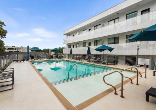 a large swimming pool in front of a building at King Bed,Steps To Broadway,Park Free, No Fees in Nashville