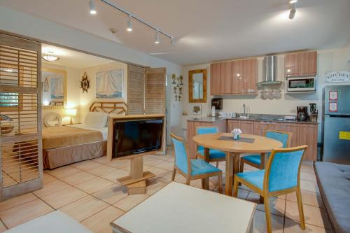 a living room with a kitchen and a bedroom at La mejor Garden Suite Privada del complejo Coronado Luxury Club and Suites in Playa Coronado