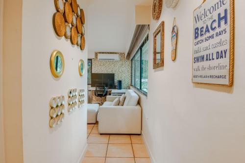 a living room with a white couch in a room at La mejor Garden Suite Privada del complejo Coronado Luxury Club and Suites in Playa Coronado