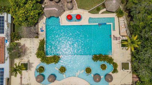an overhead view of a swimming pool with a resort at La mejor Garden Suite Privada del complejo Coronado Luxury Club and Suites in Playa Coronado
