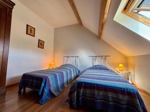 two beds sitting next to each other in a room at Gîtes avec piscine partagée dans la Brenne, proche sites historiques - FR-1-591-120 in Rosnay