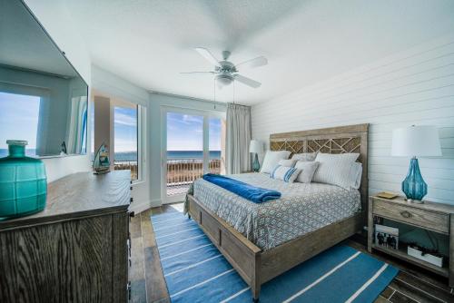 En eller flere senge i et værelse på Blu 201 - Luxury End-Unit & Amazing Oceanfront Views