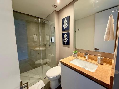 een badkamer met een toilet, een wastafel en een douche bij Loft Elegante y Centra en Bogotá in Bogota