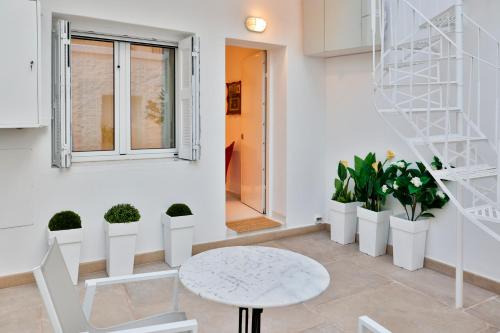 Parthenon Rooftop Luxury Apartments by Live&Travel
