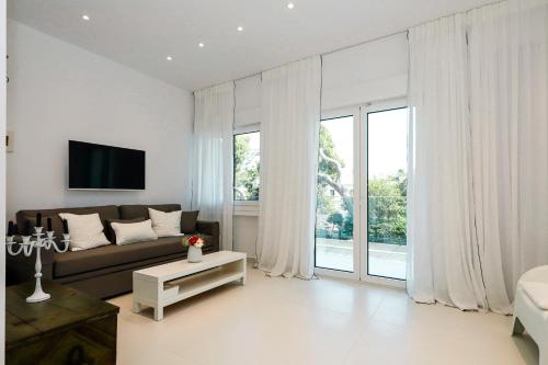 Parthenon Rooftop Luxury Apartments by Live&Travel