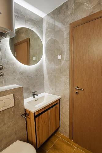 a bathroom with a sink and a mirror at Apartmani borova 2 in Veliko Gradište