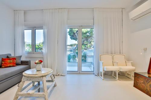Parthenon Rooftop Luxury Apartments by Live&Travel