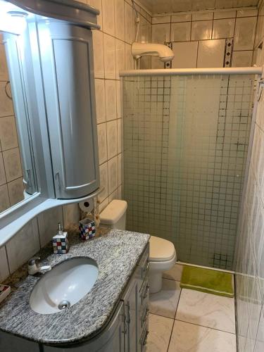 a bathroom with a sink and a toilet at Casa dei Nonni in Garibaldi