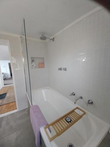 Ванная комната в Lavender Cottage - Cute, Cosy & Pet Friendly