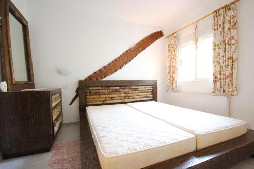 Casas de TorratにあるChalet Carrio Park 5Bのベッドルーム1室(ベッド1台付)