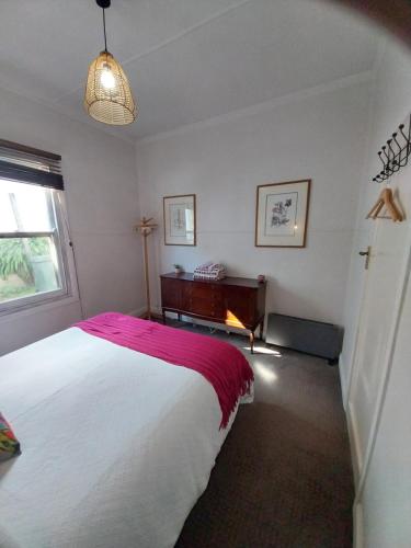 Кровать или кровати в номере Lavender Cottage - Cute, Cosy & Pet Friendly