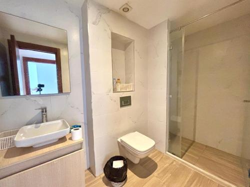 a bathroom with a toilet and a sink and a shower at La perla del Atlántico in Casablanca