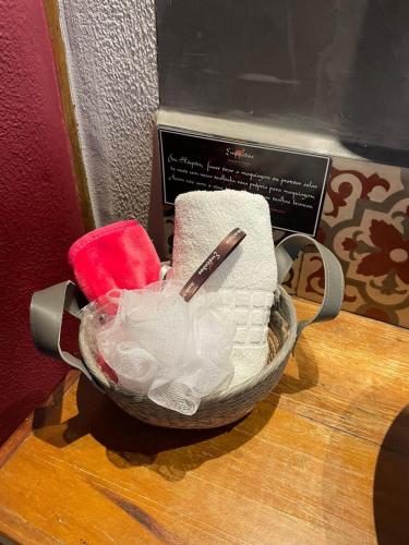 a bowl filled with towels and a pen on a table at Pousada de Charme Emirados in Ilhabela