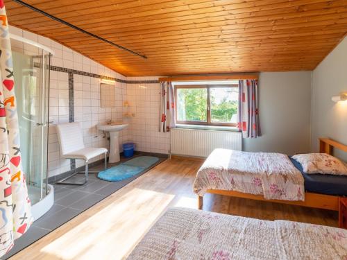 Holiday home in Montleban with saunaにあるベッド