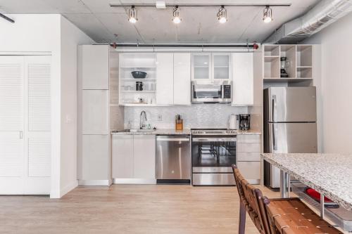 Nhà bếp/bếp nhỏ tại 2 Centrally Located DT Luxury studios at City Club