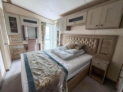 Postel nebo postele na pokoji v ubytování Stunning Caravan With Full Lake View At Southview Holiday Park Ref 33004Ml