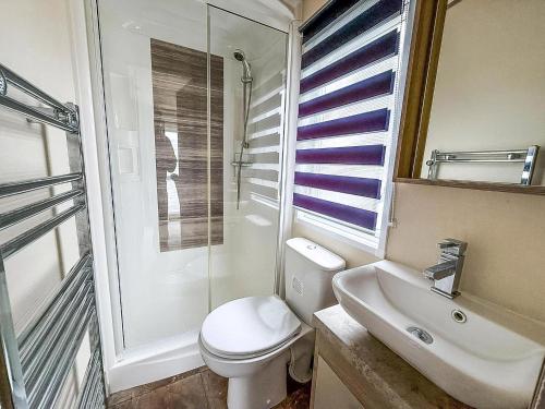 Koupelna v ubytování Stunning Caravan With Full Lake View At Southview Holiday Park Ref 33004Ml