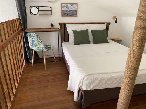 Postel nebo postele na pokoji v ubytování Charmant T2 avec Mezzanine La Marina Les Trois-Ilets