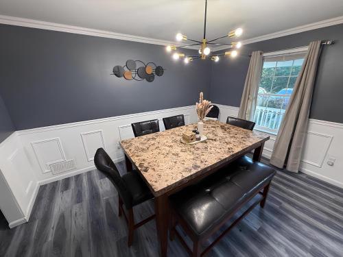 Un lugar para sentarse en Poconos Family Retreat, Game Room, 4BR