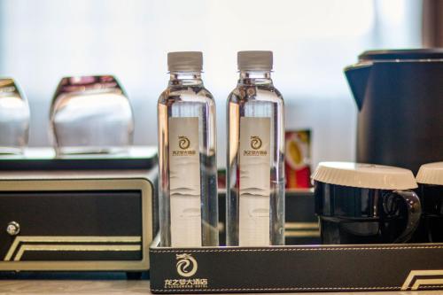 two bottles of water in a box on a counter at 温州乐清龙之梦大酒店 in Hengdaiqiao