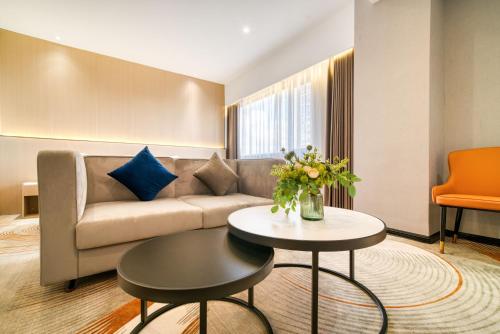 a living room with a couch and a table at 温州乐清龙之梦大酒店 in Hengdaiqiao