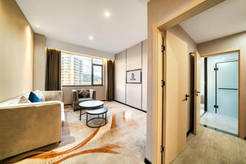 a living room with a couch and a table at 温州乐清龙之梦大酒店 in Hengdaiqiao