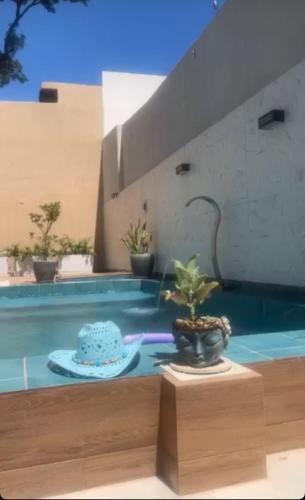Casa con piscina privada en Asunción, Paraguayの敷地内または近くにあるプール