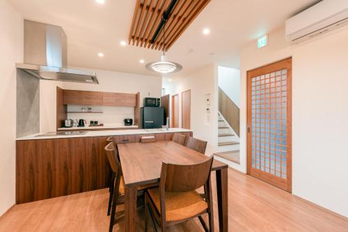 Kuchyň nebo kuchyňský kout v ubytování Takayama Showa no yado-B Modern Japanese-style villa with garden, excellent location