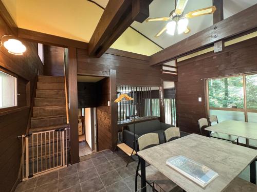 嬬恋村にあるVilla LEXIA北軽井沢の家の中のテーブルと椅子が備わる部屋
