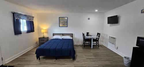 a bedroom with a bed and a table in it at Sunrise Inn LLC in Port Clinton