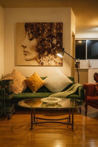 Χώρος καθιστικού στο Nestled Away - A retro cozy nook - With TV Projector and Luxury Sealy mattress