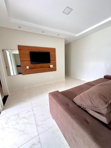 a bedroom with a bed and a flat screen tv at Casa espaçosa de férias in Foz do Iguaçu
