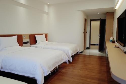 Postel nebo postele na pokoji v ubytování Yuanshan Meili Hotel