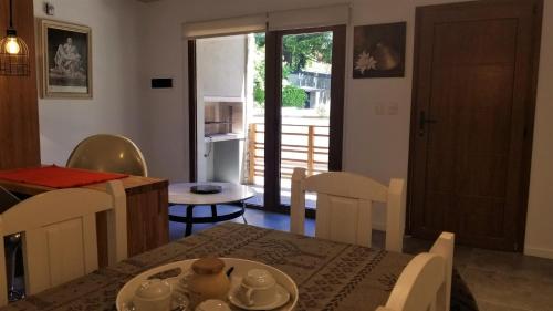 a kitchen and dining room with a table and chairs at Álamos de los Andes - Andarlibre in San Martín de los Andes