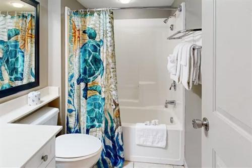 默特尔比奇Oceans One Resort 11th Floor Oceanfront Luxury Condo的带马桶和浴帘的浴室